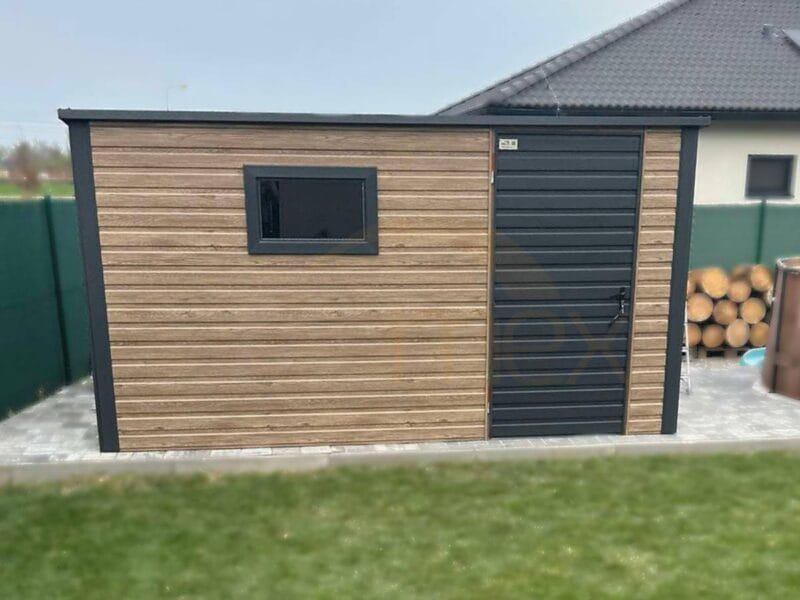 Záhradný domček 4×2,5 m Winchester dekor dreva / RAL 7016 Antracit | Okno | Zosilnená konštrukcia
