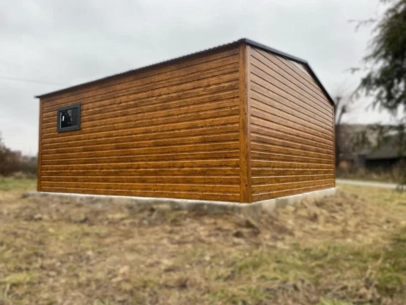 Plechová garáž 5x5m Zlatý dub / RAL 7016 Antracit | Brána s pohonom | Dielenská zóna | Zosilnená konštrukcia