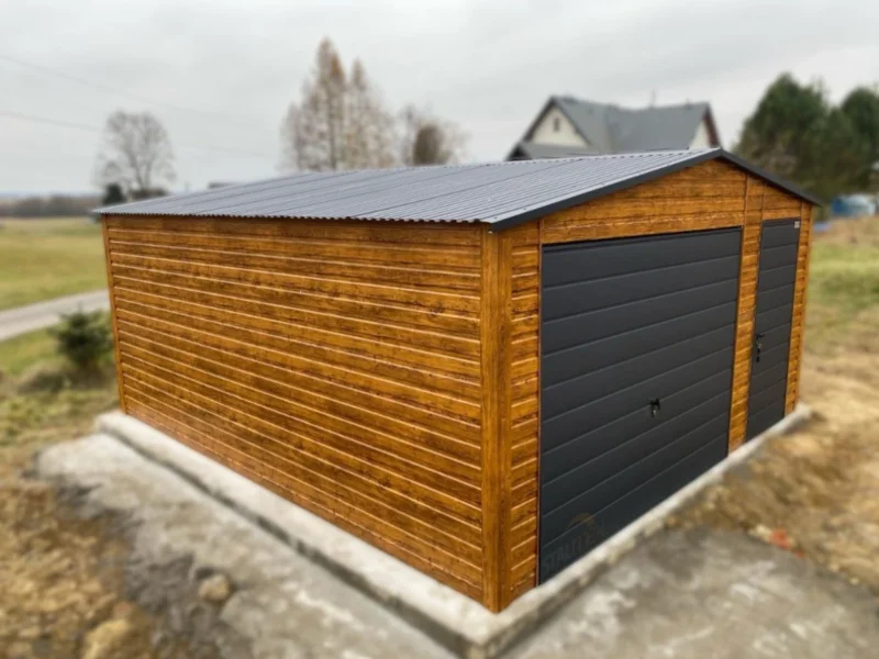 Plechová garáž 5x5m Zlatý dub / RAL 7016 Antracit | Brána s pohonom | Dielenská zóna | Zosilnená konštrukcia