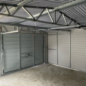Plechová garáž 5x5m Zlatý dub / RAL 7016 Antracit | Brána s pohonom | Dielenská zóna | Zosilnená konštrukcia