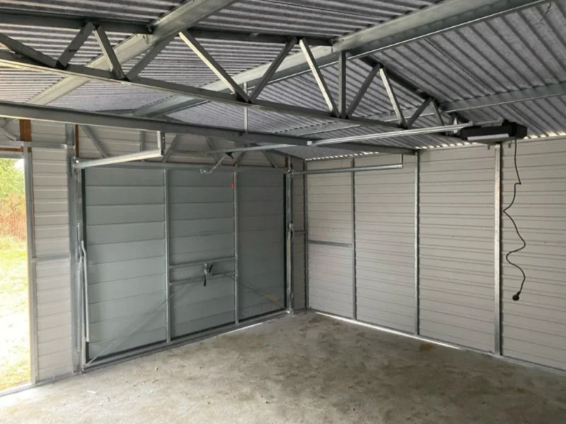 Plechová garáž 5x5m Zlatý dub / RAL 7016 Antracit | Brána s pohonom | Dielenská zóna | Zosilnená konštrukcia