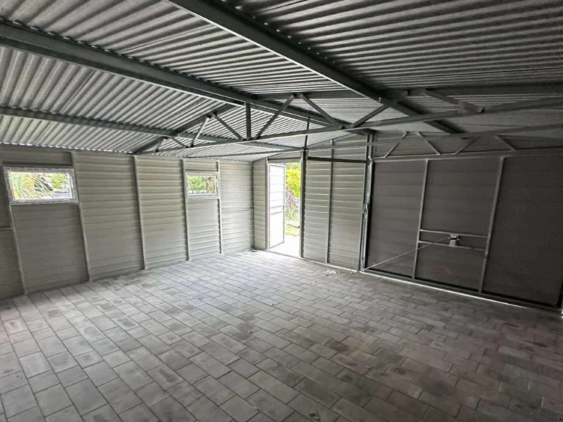 Plechová garáž 6x6m Orech / RAL 7016 Antracit | Dielenská zóna + 2 Okná | Zosilnená konštrukcia