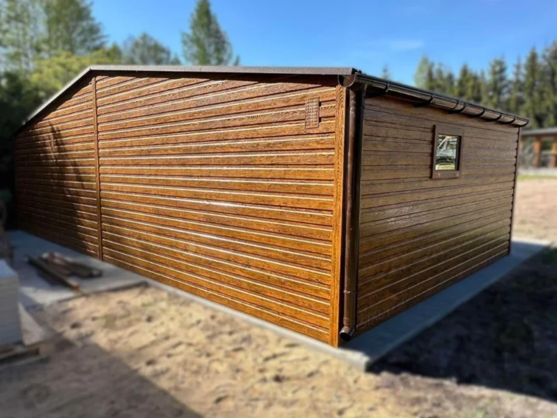 Plechová dvojgaráž 8x6m Zlatý dub | Garáž 6m + Prístrešok 2m | Filc a Odkvapy | Zosilnená konštrukcia