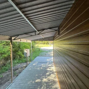 Plechová dvojgaráž 8x6m Zlatý dub | Garáž 6m + Prístrešok 2m | Filc a Odkvapy | Zosilnená konštrukcia