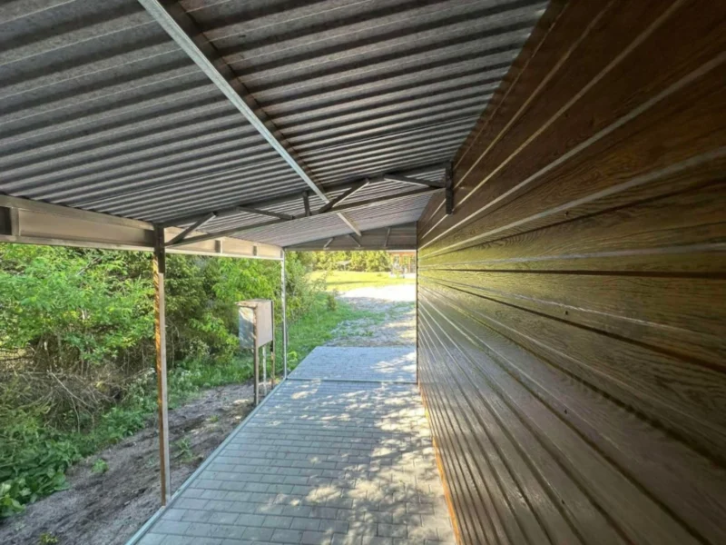 Plechová dvojgaráž 8x6m Zlatý dub | Garáž 6m + Prístrešok 2m | Filc a Odkvapy | Zosilnená konštrukcia