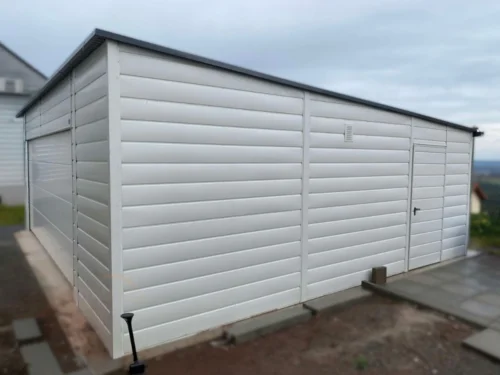Plechová garáž 7,5x6,5m RAL 9010 Biela | Sekcionálna brána s pohonom | Široký panel | Zosilnená konštrukcia