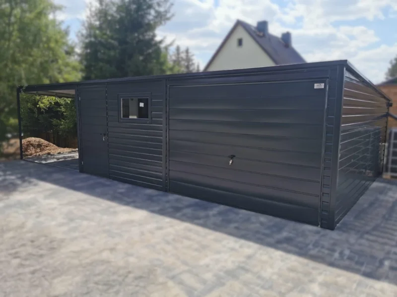 Plechová garáž s prístreškom 9x5m RAL 7016 Antracit | Výklopná brána | 4x Okno a 2x Dvere | Zosilnená konštrukcia