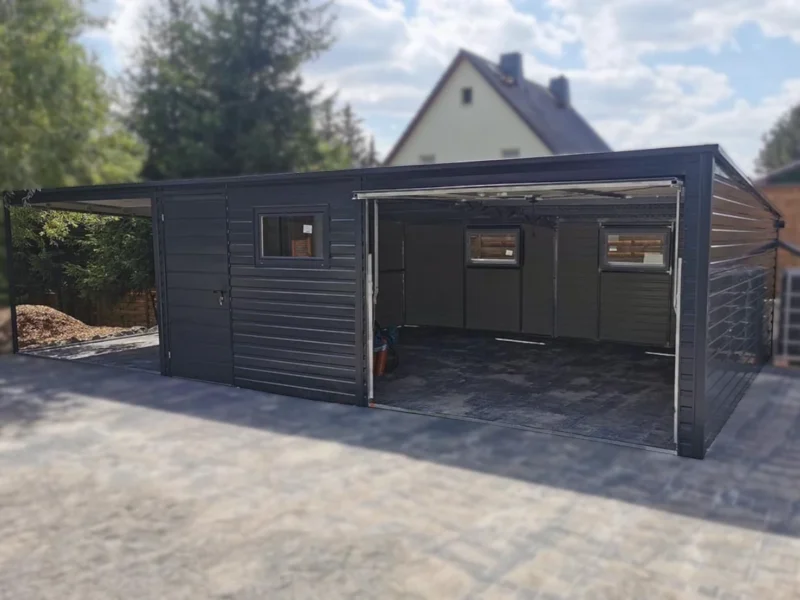 Plechová garáž s prístreškom 9x5m RAL 7016 Antracit | Výklopná brána | 4x Okno a 2x Dvere | Zosilnená konštrukcia