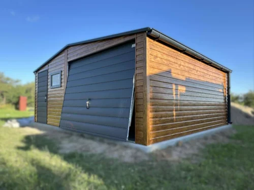 Plechová garáž 6x5m Zlatý dub / RAL 7016 Antracit | Výklopná brána | Dvere a 2x Okno | Zosilnená konštrukcia