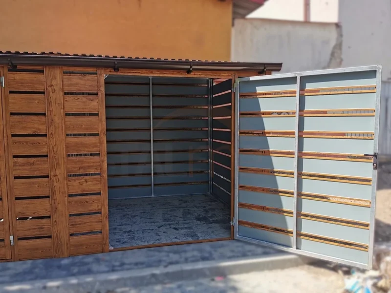 Prístrešok na popolnice 5,00x2,00 m Zlatý dub | 2x Dvere 1,60 m | Spád dopredu s okvapom | Vodorovné lamely | Zosilnená konštrukcia